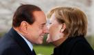 Ein Küsschen gibt es zur Begrüßung zwischen Bundeskanzlerin Angela Merkel und dem italienischen Premierminister Silvio Berlusconi vor dem Kanzleramt in Berlin. Danach gab es eine Willkommenszeremonie mit militärischen Ehren für Berlusconi.  Foto: dapd