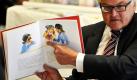 Der Fraktionsvorsitzende der SPD, Frank Walter Steinmeier, könnte notfalls auch Vorleser werden. In der Berliner Kita Bunter Stern macht er als solcher bereits eine gute Figur. Steinmeier war in die Kita, um den Kindern das Buch Bei der Feuerwehr wird der Kaffee kalt der Autoren Hannes Hüttner und Gerhard Lahr vorzulesen.  Foto: ddp