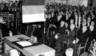 Happy Birthday Bundesrepublik! Am 23. Mai 1949 hebt Dich der Parlamentarische Rat in Bonn aus der Taufe und unterzeichnet Dein Grundgesetz. Klar ist nicht alles Gold, was seither bei Dir geglnzt hat. Aber alles in allem hast Du doch einen guten Job gemacht, wie es neudeutsch so schn heit. Und bist von einem Westkind inzwischen auch von den Ossis im Beitrittsgebiet adoptiert worden. Dein grtes Verdienst aber sind 60 Jahre ohne Krieg - eine der lngsten Friedensepochen auf deutschem Boden. Danke! Foto: dpa