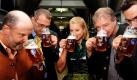 Braumeister, in der Mitte die beste Nachwuchsbräuerin aus dem letzten Jahr, testen in München bei der Zwicklprobe in der Hofbräu Brauerei das Jubiläums-Wiesnbier. Der Gerstensaft wurde gemeinsam von sechs Münchner Brauerein entwickelt und kann nur auf der diesjährigen Wiesn genossen werden. Foto: ddp