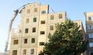Der Plattenbau (rechts) in der Thomas-Kantzow-Straße 8-10 von Stralsund soll versteigert werden. Das 1978 erbaute Haus mit 63 Wohnungen gehört dem Bund und soll am 4. Dezember in Rostock ab einem Mindestgebot von 695 000 Euro unter den Hammer kommen.  Foto: dapd