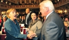 Ebenfalls zu Gast bei der Gewerkschaftsfeier: Kanzlerin Angela Merkel (CDU) und ihr Noch-Außenminister Frank-Walter Steinmeier (SPD). Foto: dpa