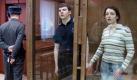 Die beiden Russen Jewgenija Chassis und Nikita Tichonow standen wegen Mordes an dem russischen Menschenrechtsanwalt Stanislaw Markelow und der Journalistin Anastassija Baburowa im Mai 2011 vor Gericht. Auch sie wurden in Käfigen vernommen. Foto: dpa