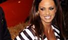 Das britische Glamour-Girl Katie Price ist mal wieder in aller Munde. Bei der britische Premiere des Actionsfilms The Expendables kam sie verspätet und stöckelte laut Daily Star in ihren hochhackigen Stiefeln über den roten Teppich, als liefe sie über einen Catwalk. Einer der umstehenden Fotografen erzählte später, dass selbst der amerikanische Actionheld und Expendables-Regisseur Sylvester Stallone (64) nicht schlecht über den befremdlichen Auftritt der 32-Jährigen gestaunt habe. Auch wenn sie nichts mit dem Film zu tun hat, wollte Katie aber offenbar die Party nach der Vorführung nicht auslassen. In den VIP-Bereich ließen die Sicherheitsleute sie allerdings nicht hinein. Foto: dpa