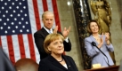 Bundeskanzlerin Angela Merkel steht im Kapitol in Washington (USA) vor den Mitgliedern von Senat und Repräsentantenhaus, hinter ihr klatschen Vizepräsident Joe Biden und die Sprecherin des Repräsentantenhauses, Nancy Pelosi (r.). Foto: ddp
