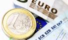 Archiv - Eine Euromünze ist in Frankfurt am Main neben europäischen Geldscheinen zu sehen (Illustration vom 11.03.2010). Estland kann zum kommenden Jahreswechsel das 17. Mitglied der Eurozone werden und somit den Euro als Zahlungsmittel einführen. Das baltische Land habe Inflation und Schulden im Griff und erfülle alle Beitrittskriterien, teilte die EU-Kommission am Mittwoch mit. Die EU-Behörde stellte ihr Zeugnis zu einem ungünstigen Zeitpunkt aus, denn der Euro wird wegen riesiger Schuldenberge in einigen Mitgliedsländern von einer beispiellosen Krise erschüttert. Foto: Tobias Kleinschmidt dpa +++(c) dpa - Bildfunk+++ Foto: dpa
