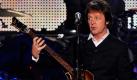 Der britische Musiker Paul McCartney tritt am Mittwoch (02.12.09) in der Color-Line-Arena in Hamburg zum Auftakt der 'Good Evening Europe'-Tour auf. Der Ex-Beatle begann mit dem Konzert seine erste Europa-Tournee seit 2004. Foto: Joerg Koch/ ddp Foto: ddp