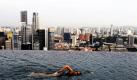 In der Innenstadt von Singapur wurde heute der SkyPark eröffnet. Das 2,3 Milliarden Euro teure Bauprojekt umfasst Liegeflächen, Erholungsoasen und ein 150 Meter langes Schwimmbecken, das durch seine Lage und Architektur unendlich wirken soll. Foto: dpa