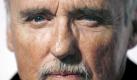 Der Schauspieler und Regisseur Dennis Hopper ist tot. Er starb nach Angaben seiner Familie in seinem Haus im kalifornischen Venice bei Los Angeles, wie der Nachrichtensender CNN am Samstag berichtete. Hopper war an Prostatakrebs erkrankt. 1969 spielte er in dem Hippie-Motorrad-Kultfilm Easy Rider mit, spätere Erfolge waren ...denn sie wissen nicht, was sie tun, Giganten, Blue Velvet und Apocalypse Now. Foto: dpa