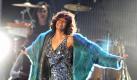 US-Popdiva Whitney Houston feiert am Mittwochabend (09.12.2009) in der Moskauer Olympia-Halle ihr Comeback mit dem Auftakt zu einer etwa sechsmonatigen Welttournee. Die 46-Jährige sang mit nach Drogenentzug deutlich gezeichneter Stimme. Sie bot einen Mix aus ihren Hits der 1980er Jahre und von ihrem neuem Album «I Look To You». Die mehr als 10 000 Besucher applaudierten der Sängerin, als sie mit einem Gospel - einem gesungenen Gebet - der mehr als 120 Opfer der Feuerkatastrophe im russischem Perm vom Wochenende gedachte. Sie selbst sagte in ihrer gut eineinhalbstündigen Show, dass ihr Gott auch über ihre eigenen Verluste hinweggeholfen habe. Houstons Rückkehr mit dem neuen Album war als Comeback des Jahres gefeiert worden. (Photo ITAR-TASS/ Alexei Pantsikov) +++(c) dpa - Bildfunk+++ Foto: dpa