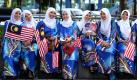 Malaysian women wearing traditional dresses wait outside the National Day celebrations at Bukit Jalil Putra Stadium in Kuala Lumpur, Malaysia, Tuesday, Aug. 31, 2010. The National Day marks Malaysia's independence from British rule on August 31, 1957. (AP Photo/Mark Baker)
 Foto: ap