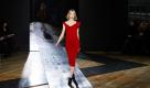 Auf der Fashion Week in London präsentiert ein Model die neueste Kollektion der Designerin Nicole Farhi. Foto: ap