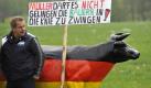 Ein Bauer des Bundesverbandes Deutscher Milchviehhalter (BDM) demonstriert im sächsischen Leppersdorf. Etwa 100 Bauern haben sich am Eingang zur Molkerei Müllermilch und Sachsenmilch 25 kilometer östlich von Dresden getroffen, um für höhere Milchpreise und gegen eine Gerichtsentscheidung zu protestieren. Knapp zwei Jahre nach der Blockade von Molkereien in Deutschland hatte das Bautzner Landgericht am Freitag entschieden, dass die Molkereien dafür Schadenersatz bekommen.  Foto: ap
