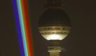Regenbogenfarbene Laserstrahlen sind am Freitag (05.02.2010) neben der Kugel des Fernsehturmes am Nachthimmel in Berlin zu sehen. Im Rahmen des Medienkunstfestivals 'Transmediale' (02.-07.02.2010) illuminiert die in Puerto Rico geborene Lichtkünstlern Yvette Mattern den Himmel über verschiedenen Sehenswürdigkeiten der Hauptstadt. Foto: Soeren Stache dpa/lbn +++(c) dpa - Bildfunk+++ Foto: dpa