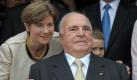 Zu seiner privaten Geburtstagsfeier kamen 800 Gäste. Altkanzler Helmut Kohl wurde am 3. April 80 Jahre alt. Seine Ehefrau Maike Kohl-Richter feierte mit. Foto: dpa