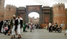 Two Yemeni men, wearing traditional dresses and decorative daggers called jambias, (L) walk past the main gate of the Old City of Sana'a, Yemen, on 01 April 2009, one day after armed Yemeni tribesmen kidnapped a Dutch couple in Sana'a. The kidnappers said they would release the Dutch man and his wife if two provincial police chiefs are put on trial over a shootout last year in which four fellow clansmen were hurt. EPA/YAHYA ARHAB +++(c) dpa - Bildfunk+++ Foto: dpa