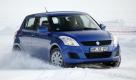 Suzuki zeigt mit dem Swift 4x4, dass sich kompakte Abmessungen und winterlicher Vortrieb keinesfalls ausschließen müssen: In Tirol, Südbayern oder der Schweiz schwören viele Autofahrer auf den Mini-Allradler. Foto: pi