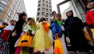 Für die Kleinen in einer internationalen Schule in Tokio wird der Unterricht heute ein bunter Spaß: Auf die Schulbank geht es heute in kreativen Halloween-Kostümen.  Foto: dapd