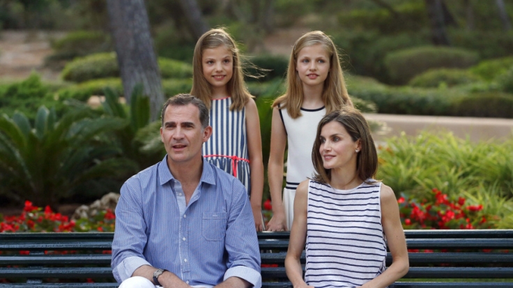 König Felipe, Königin Letizia, Infantin Sofía (l.) und Kronprinzessin Leonor (r.).