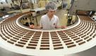 An der Nougatlinie der Viba sweets GmbH in Floh-Seligenthal bei Schmalkalden überwacht der Mitarbeiter Tobias Weyrauch am Mittwoch (18.11.2009) die Herstellung der Nougat-Classic-Stangen. Bereits seit August produziert der Nougatspezialist für das Weihnachtsgeschäft. Das Traditionsunternehmen mit rund 135 Beschäftigten beliefert eine Vielzahl von Kunden im In- und Ausland. Im vergangenen Jahr erwirtschaftete das Traditionsunternehmen einen Umsatz von 16 Millionen Euro. Foto: Martin Schutt dpa/lth +++(c) dpa - Bildfunk+++
 Foto: dpa