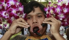 Ein Gläubiger hat sich in Phuket, Thailand zwei scharfe Stäbe durch die Wangen geschoben. Das Ritual während des neuntägigen Vegetarier-Festivals soll Glück bringen. Foto: dapd