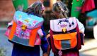 Anouk und Pia gehen mit ihren Schultüten zur Einschulung in die Flurschule im Stadtteil Haidhausen in München. Für 1,81 Millionen Schüler in Bayern beginnt wieder der Ernst des Lebens. Rund 110.000 Kinder werden neu eingeschult. Foto: dpa