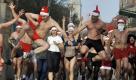 In der ungarischen Hauptstadt Budapest starteten einige hundert Teilnehmer beim Santa Claus Run. Bei Temperaturen nahe am Gefrierpunkt liefen die meist jungen Menschen in Unterwäsche und Zipfelmütze durch die Metropole an der Donau. Foto: ap