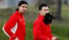 Timo Gebhart (rechts) und Sami Khedira vom VfB Stuttgart auf dem Weg zum Training. Stuttgart spielt morgen in der Champions League gegen den FC Barcelona. Foto: ap