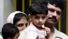 Eine pakistanische Flüchtlingsfamilie wartet auf einen Bus, nachdem sie aus einem Auffanglager in Bangkok entlassen wurde. Die Freilassung von 96 Pakistani hatten Menschenrechtsaktivisten erwirkt, die gefordert hatten, die Flüchtlinge nicht festzuhalten, bis sie in Dritte-Welt-Länder geschickt werden. Illegale Einwanderer werden in Thailand normalerweise gefangen genommen. Zurzeit herrschen in den überfüllten Lagern jedoch unzumutbare Zustände.  Foto: dapd