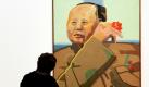 Eine Besucherin betrachtet in der Schirn Kunsthalle in Frankfurt am Main das Werk Mao Tse-Tung aus dem Jahr 1965 in der morgen eröffnenden Ausstellung Eugen Schönebeck 1957 - 1967. Die Gesamtwerkschau des deutschen Malers läuft bis zum 15. Mai. Foto: dapd