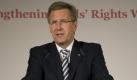 Bundespräsident Christian Wulff spricht in Berlin zur Eröffnung des Internationalen Kongresses «Mädchenrechte stärken - weltweit» der Menschenrechtsorganisation Terres Des Femmes. Terres Des Femmes veranstaltet den Kongress zum 30-jährigen Bestehen des Vereins. Foto: dapd