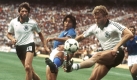 Die Sympathietruppe, die deutsche Nationalmannschaft bei der WM 1982, überzeugte durch Härte, taktische Finessen und einen gewöhnungsbedürftigen Look. Links überzeugt Manfred Manni Kaltz mit Mähne und Play-Off-Bart, rechts rackert Lockenprinz  Hans-Peter Briegel, dieWalz von der Pfalz - schöne Zeiten! Foto: news.de/dpa