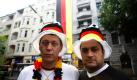Die Cousins Youssef (links) und Ibrahim Bassal posieren auf der Sonnenallee in Berlin-Neukölln vor ihrem Laden Bassal's Elektroshop, über dem eine große Deutschland-Flagge hängt. Das ist schon die dritte Fahne, die wir aufgehängt haben, sagt Bassal, der seit 20 Jahren in Deutschland lebt, aber noch die libanesische Staatsbürgerschaft besitzt. Bereits am ersten Abend habe ihn ein Nachbar alarmiert, dass die Fahne bis zur Hälfte abgerissen wurde. Tags drauf seien es zehn schwarz Maskierte gewesen, Bassals Ansicht nach Linke, die die Fahne dann ganz mitnahmen. Foto: ddp