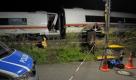 Ein beschädigter ICE-Zug steht am frühen Mittwochmorgen (18.08.2010) nach einem Zusammenstoß mit einem Müllwagen auf einem Gleis in Lambrecht bei Neustadt an der Weinstraße. Bei einem Zusammenstoß eines ICE mit einem Müllauto wurden am Dienstag im Pfälzerwald neun Menschen verletzt, zwei von ihnen schwer. Der Schnellzug war auf dem Weg von Frankfurt nach Paris, als er bei Lambrecht gegen das Hindernis krachte. Foto: Ronald Wittek dpa/lrs +++(c) dpa - Bildfunk+++
pixel Foto: dpa