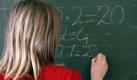 ARCHIV - Ein Mädchen schreibt mit Kreide eine Mathematik-Aufgabe an einen Tafel in einer Schule in Moers, aufgenommen am 18.02.2008. Mädchen sind nach einer neuen Studie entgegen vieler Klischees genau so begabt für Mathematik wie Jungen. Wenn sie ebenso gefördert werden und weibliche Vorbilder haben, könnten Mädchen genau so hohe mathematische Leistungen erzielen wie Jungen, heißt es in einer weltweiten Studie der Universität Villanova aus der Nähe von Philadelphia (Pennsylvania). Foto: Arno Burgi dpa (zu dpa 0788 vom 06.01.2010) +++(c) dpa - Bildfunk+++
 Foto: dpa