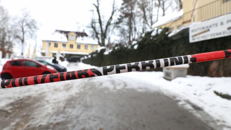 Ein Absperrband der Polizei hängt vor dem Tatort in Biberach.