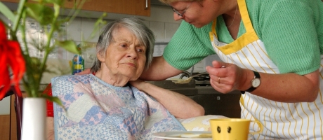Verschiedene Alarmsignale k&ouml;nnen einen n&ouml;tigen Umzug ins Altenpflegeheim ank&uuml;ndigen. (Foto)
