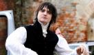 
Der britische Rockmusiker Pete Doherty posiert am Filmset zum FilmBekenntnis eines jungen Zeitgenossen in Sünching. Doherty spielt die Hauptrolle in der Romanverfilmung, die derzeit in Sünching und Regensburg gedreht wird. Foto: dapd