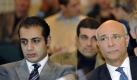 Ramsi Ess Eldin Ramsi (r), Botschafter von Ägypten in Deutschland und weitere Besucher warten am Montag (09.11.2009) in Dresden auf den Beginn des neunten Verhandlungstages, aufgenommen durch Sicherheitsglas. Die Staatsanwaltschaft hat im Prozess um den Mord an der Ägypterin Marwa El-Sherbini im Dresdner Landgericht eine lebenslange Freiheitsstrafe für den Angeklagten Alex W. gefordert. Der Prozess um den Mord an der Ägypterin soll in dieser Woche zu Ende gehen. Foto: Matthias Rietschel dpa/lsn (zu dpa 0302 vom 09.11.2009) +++(c) dpa - Bildfunk+++ Foto: dpa
