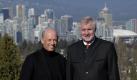 Special Guests in Vancouver: Der bayerische Ministerpräsident Horst Seehofer (CSU, rechts) und der Geschäftsführer der Münchner Olympiabewerbung 2018, Willy Bogner, posieren vor der Skyline Vancouvers.
 Foto: ddp