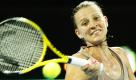 Die kasachstanische Spielerin Sesil Karatantcheva spielt einen Ball zurück an ihre belgische Gegenspielerin Justine Henin. Dieses Zusammentreffen findet im Rahmen des WTA-Turniers in Brisbane, Australien, statt. Foto: ap