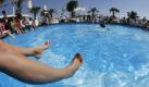 Egal ob im heimischen Freibad oder im Urlaub: Im Wasser holt man sich durch die Chlorreinigung selten einen Pilz - vielmehr am Beckenrand. Daher nie barfuß laufen. Foto: dpa