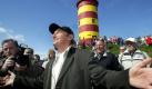 Und auch Otto kommt von Zeit zu Zeit mal vorbei und lässt sich medienwirksam vor dem Turm ablichten.  Foto: dapd
