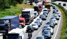 Alle wollen ans Meer: Ein langer Stau hat sich auf der Autobahn A3 bei Duisburg in Fahrtrichtung Norden gebildet. Zur Mittagszeit treffen in Nordrhein-Westfalen Berufsverkehr und Reisewelle aufeinander. Foto: dpa