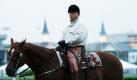 Wayne Lukas reitet beim Training für das Kentucky Derby in Churchill Downs in Louisville eines seiner Pferde warm. Das klassische Galopprennen findet traditionell am 1. Mai statt. Foto: ap