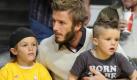 David Beckham wohnt gern mit seiner Familie in Kalifornien. Doch während er seine europäische Herkunft nicht verleugnen kann oder will, werden seine Söhne Brooklyn (11), Romeo (8) und Cruz (5) offenbar immer amerikanischer.Das verriet Beckham der Sun: Die Jungs sind so lustig. Neulich habe ich Cruz ins Bett gebracht und ihm noch irgendetwas erzählt. Da drehte er sich um und sagte: Daddy, du bist so englisch. Ich habe schon in Spanien, Mailand und in Manchester gelebt, aber meinen Londoner East-End-Akzent habe ich nie verloren, bekannte der 35- Jährige. (dpa) Foto: dpa
