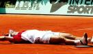 Das bisher längste Grand-Slam-Turnier aller Zeiten wurde 2004 bei den French Open ausgetragen. Zwei Tage lang lieferten sich die beiden Franzosen Fabrice Santoro und Arnaud Clement ein packendes Duell. Als überglücklicher Sieger ließ sich Santoro nach 6:33 gespielten Stunden beim Endstand von 6:4, 6:3, 6:7 (5), 3:6 und 16:14 in den roten Sand fallen. Foto: dpa