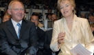 Bundesinnenminister Wolfgang Schäuble (CDU) sitzt am Samstag (06.09.2008) vor Beginn des 'Tages der Heimat' in Berlin neben der Präsidentin des Bundes der Vetriebenen, Erika Steinbach. Der Politiker erinnerte in seiner anschließenden Rede an die Geschichte von Flucht und Vertreibung als Teil der gesamtdeutschen Geschichte, die in einer von der Bundesregierung geplanten Dokumentationsstätte gewürdigt werden soll. Foto: Soeren Stache dpa/lbn +++(c) dpa - Bildfunk+++  Foto: dpa