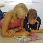 Vorlesen ist wichtig, um Kindern zu zeigen, wozu man Lesen und Schreiben können sollte.