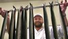 Zum Räuchern vorbereitete Aale zeigt der Geschäftsführer der Marlin Seafood GmbH & Co. KG, Dietmar Repka, am 30.11.2000 in dem neuen Fischverarbeitungsbetrieb im Industriepark Valluhn an der A 24 unweit von Zarrentin. Seit Anfang Dezember 2000 läuft in dem für 6,5 Millionen neu errichteten Werk die Verarbeitung von heimischen und exotischen Fischarten auf vollen Touren. Kunden sind Gastronomie- und Catering-Betriebe, Großabnehmer wie Krankenhäuser und Altenheime. dpa/lmv (zu dpa-Korr.-Bericht lmv vom 05.12.2000) Foto: dpa